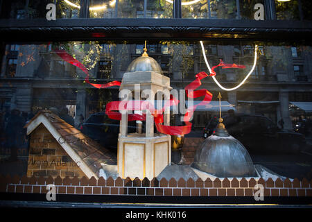 ''La nuit avant Noël' en liberté londres comme il a dévoilé son dernier affichage fenêtre festive, Regent Street, London, United Kingdom Banque D'Images