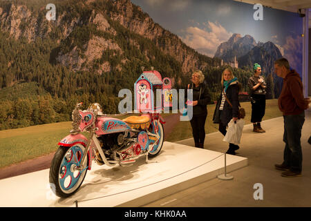 Les visiteurs de l'exposition intitulée "Parry Grayson l'exposition d'art les plus populaires jamais !' d'admirer sa moto rose ours pèlerinage, le 5 novembre 2017, à l'Arnolfini, Bristol, Angleterre. Banque D'Images