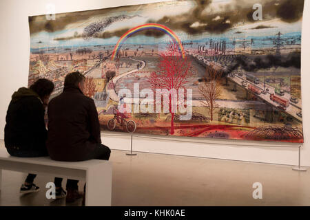 Les visiteurs de l'exposition intitulée "Parry Grayson l'exposition d'art les plus populaires jamais !' admirer la tapisserie murale intitulée "Bataille d'Angleterre', le 5 novembre 2017, à l'Arnolfini, Bristol, Angleterre. Banque D'Images