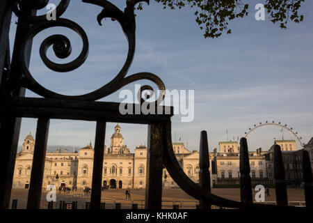 Vu par fer forgé est Horseguards à Westminster, le 9 novembre 2017, Londres, Angleterre. Horse Guards est un grand bâtiment historique classé Grade I dans le style palladien à Londres entre Whitehall et Horse Guards Parade. Le premier Horse Guards building a été construit sur le site de l'ancien Palais de Westminster tiltyard au cours de l'année 1664. Il a été démoli en 1749 et fut remplacé par le bâtiment actuel qui a été construit entre 1750 et 1753 par John Vardy après la mort de l'architecte William Kent original au cours de 1748. Banque D'Images