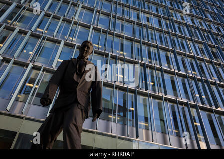 Le "monument de l'artiste inconnu' par fun greyworld ipodtouch en dehors du bâtiment, Blue Fin sur la rive sud de Londres, le 13 novembre 2017, à Londres, en Angleterre. L'inscription latine au-dessous (non illustré) se lit, "Plaudite Pecuniam Non, Modo, Jacite" qui signifie, "ne pas applaudir, simplement jeter de l'argent." Banque D'Images