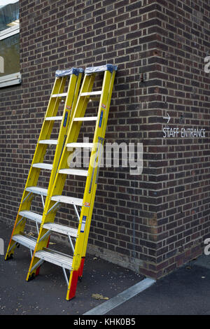 Escabeaux sont appuyés contre un mur, à l'arrière de l'entrée du personnel la Tate Modern art gallery, le 13 novembre 2017, à Londres, en Angleterre. Banque D'Images