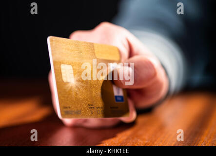 Libre d'une main avec une carte de crédit or Banque D'Images