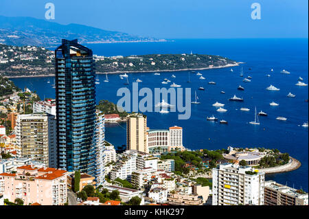 France. Principauté de Monaco (98). Monte Carlo. La tour Odeon et le Cap Martin en arrière-plan Banque D'Images