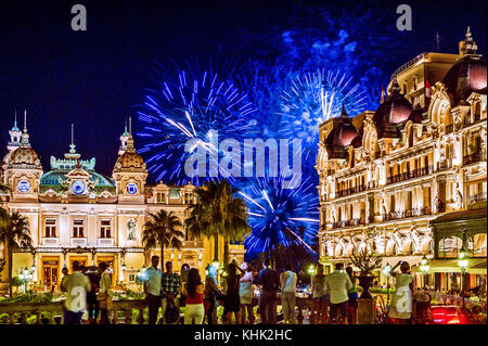 Europe. Principauté de Monaco (98). Monte-Carlo. Feux d'artifice devant le casino Banque D'Images