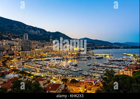 France, Principauté de Monaco (98), Monte Carlo. Le port de Monaco, Port Hercule au crépuscule Banque D'Images