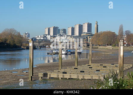 Vue depuis le volet sur le livre vert, Chiswick, le long de la tamise vers Kew Bridge, avec un port of London Authority sécher en premier plan l'installation Banque D'Images
