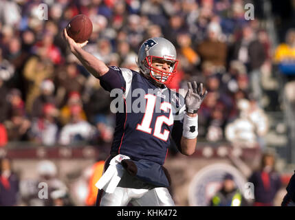 New England Patriot Quarterback Tom Brady (12) avec un premier trimestre passé dans un match au Stade Gillette, Foxboro, Massachusetts Banque D'Images