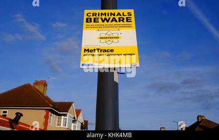 Un SmartWater avertissement pour les criminels sur un lampadaire dans une rue de Harrow, Londres Banque D'Images