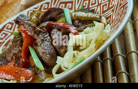 Tsuyvan - nouilles de Mongolie avec une viande nourriture traditionnelle en Mongolie. Banque D'Images