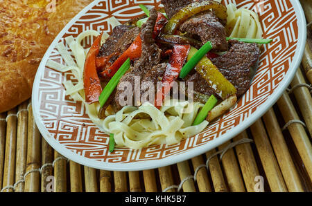 Tsuyvan - nouilles de Mongolie avec une viande nourriture traditionnelle en Mongolie. Banque D'Images