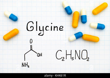 Formule chimique de la glycine avec certaines pilules. close-up. Banque D'Images