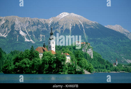 Slowenien, Bled (Veldes), auf der Insel Marienkirche Blejski Otok im See von Blejsko jezero (Bled), hinten am Felsen die Burg Bled (Blejski Grad) Banque D'Images