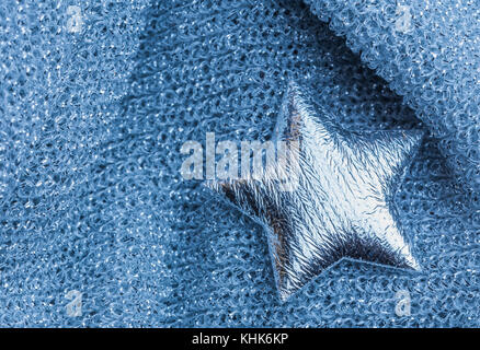 Star gris argent brillant sur tissu texture Banque D'Images