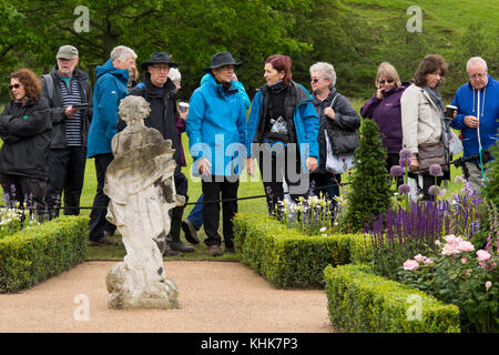 Les membres du public à l'expérience de visualisation Peak District & Derbyshire Garden' - Chatsworth RHS Flower Show, Chatsworth House, Derbyshire, Angleterre, Royaume-Uni. Banque D'Images