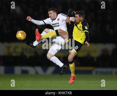 John Fleck de Sheffield United (à gauche) et Matthew Lund de Burton Albion lors du match du championnat Sky Bet au stade Pirelli, Burton. Banque D'Images