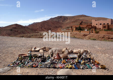 Souvenirs marocains près de la route en zone de montagne, le Maroc Banque D'Images