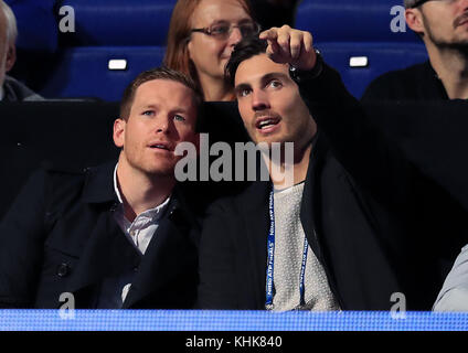 England Cricketers Eoin Morgan (à gauche) et Steven Finn dans la foule pendant le sixième jour des finales du NITTO ATP World Tour à l'O2 Arena, Londres. Banque D'Images