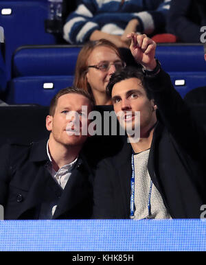 Les joueurs de cricket d'Angleterre Eoin Morgan (à gauche) et Steven Finn dans la foule pendant le sixième jour des finales du NITTO ATP World Tour à l'O2 Arena, Londres. Banque D'Images