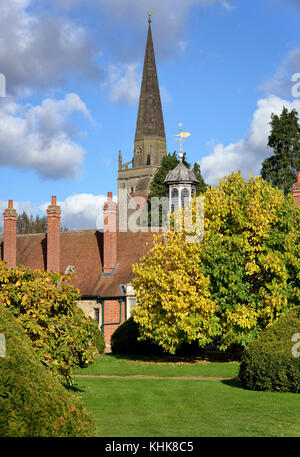 Longue allée d'indigents jardin & St Helen's Church, Abingdon, Oxfordshire construit 1446 Banque D'Images