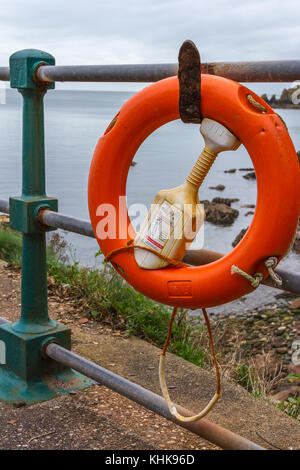 Bouée de sauvetage avec feu de secours, prêts à l'emploi à Anstey's Cove, Torquay, Devon Banque D'Images