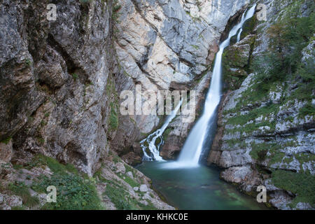 Sur la rivière Cascade savica, lac de Bohinj, en Slovénie. Banque D'Images