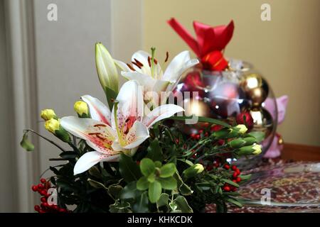 Bel arrangement de fleurs de noël avec des nénuphars et des oeillets Banque D'Images