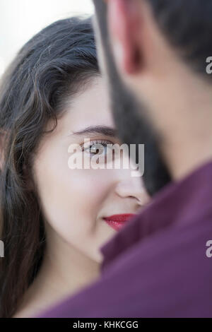 Jeune couple à l'extérieur du Moyen-Orient Banque D'Images