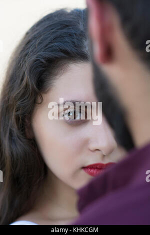 Jeune couple à l'extérieur du Moyen-Orient Banque D'Images