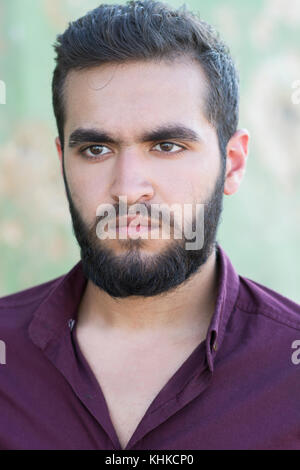 Portrait d'un jeune homme à la recherche du Moyen Orient Pensive loin à l'extérieur Banque D'Images