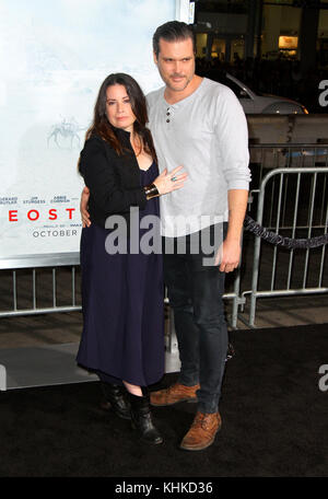 Première mondiale « Geostorm » au TCL Chinese Theatre à Hollywood, en Californie. Avec: Holly Marie Combs, fiance Mike où: Los Angeles, Californie, États-Unis quand: 16 oct 2017 crédit: Adriana M. Barraza/WENN.com Banque D'Images