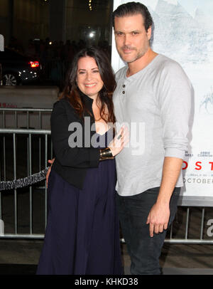 Première mondiale « Geostorm » au TCL Chinese Theatre à Hollywood, en Californie. Avec: Holly Marie Combs, fiance Mike où: Los Angeles, Californie, États-Unis quand: 16 oct 2017 crédit: Adriana M. Barraza/WENN.com Banque D'Images