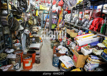 PONDICHERY, PUDUCHERY, Tamil Nadu, A1 - septembre 2017 CIRCA. Magasin de matériel. Vitrine de magasin d'outils traditionnels. Boîtes à outils et une trousse dans la boutique Banque D'Images