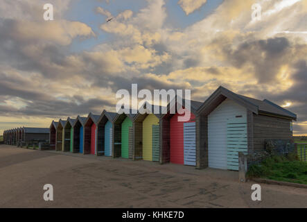 Cabines colorées à Blyth, le Northumberland. Banque D'Images