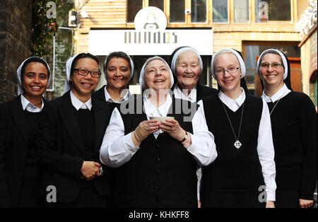 Les religieuses catholiques des filles de la Divine Charité des couvents de Swaffham et Chesterfield servent de la soupe au restaurant « NUNdos », un restaurant éphémère de Shoreditch à Londres, pour lancer la nouvelle série Channel 5 « Bad habits, Holy Orders ». Les visiteurs de «NUNdos» se retrouveront transportés dans un havre spirituel où ils seront encouragés à se détendre et à faire le bilan de leur vie autour d’un bol de soupe de poulet ou de lentilles. « Bad habits, Holy Orders » est diffusé sur Channel 5 le jeudi 19 octobre à 22h. Le crédit photo devrait se lire : Joe Pepler/PinPep où : Londres, Royaume-Uni quand : 17 Oct 2017 crédit : Joe Pep Banque D'Images