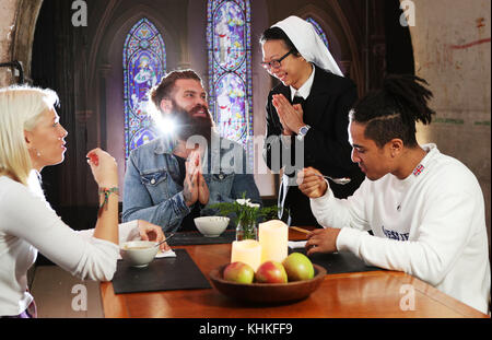 Les religieuses catholiques des filles de la Divine Charité des couvents de Swaffham et Chesterfield servent de la soupe au restaurant « NUNdos », un restaurant éphémère de Shoreditch à Londres, pour lancer la nouvelle série Channel 5 « Bad habits, Holy Orders ». Les visiteurs de «NUNdos» se retrouveront transportés dans un havre spirituel où ils seront encouragés à se détendre et à faire le bilan de leur vie autour d’un bol de soupe de poulet ou de lentilles. « Bad habits, Holy Orders » est diffusé sur Channel 5 le jeudi 19 octobre à 22h. Le crédit photo devrait se lire : Joe Pepler/PinPep où : Londres, Royaume-Uni quand : 17 Oct 2017 crédit : Joe Pep Banque D'Images