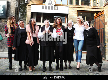 Les religieuses catholiques des filles de la Divine Charité des couvents de Swaffham et Chesterfield servent de la soupe au restaurant « NUNdos », un restaurant éphémère de Shoreditch à Londres, pour lancer la nouvelle série Channel 5 « Bad habits, Holy Orders ». Les visiteurs de «NUNdos» se retrouveront transportés dans un havre spirituel où ils seront encouragés à se détendre et à faire le bilan de leur vie autour d’un bol de soupe de poulet ou de lentilles. « Bad habits, Holy Orders » est diffusé sur Channel 5 le jeudi 19 octobre à 22h. Le crédit photo devrait se lire : Joe Pepler/PinPep où : Londres, Royaume-Uni quand : 17 Oct 2017 crédit : Joe Pep Banque D'Images