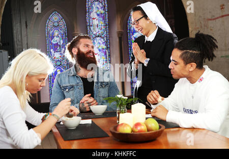 Les religieuses catholiques des filles de la Divine Charité des couvents de Swaffham et Chesterfield servent de la soupe au restaurant « NUNdos », un restaurant éphémère de Shoreditch à Londres, pour lancer la nouvelle série Channel 5 « Bad habits, Holy Orders ». Les visiteurs de «NUNdos» se retrouveront transportés dans un havre spirituel où ils seront encouragés à se détendre et à faire le bilan de leur vie autour d’un bol de soupe de poulet ou de lentilles. « Bad habits, Holy Orders » est diffusé sur Channel 5 le jeudi 19 octobre à 22h. Le crédit photo devrait se lire : Joe Pepler/PinPep où : Londres, Royaume-Uni quand : 17 Oct 2017 crédit : Joe Pep Banque D'Images