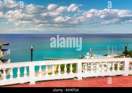 Belle vue sur mer des Caraïbes dans la région de Montego Bay, Jamaïque Banque D'Images