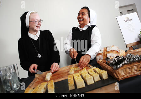 Les religieuses catholiques des filles de la Divine Charité des couvents de Swaffham et Chesterfield servent de la soupe au restaurant « NUNdos », un restaurant éphémère de Shoreditch à Londres, pour lancer la nouvelle série Channel 5 « Bad habits, Holy Orders ». Les visiteurs de «NUNdos» se retrouveront transportés dans un havre spirituel où ils seront encouragés à se détendre et à faire le bilan de leur vie autour d’un bol de soupe de poulet ou de lentilles. « Bad habits, Holy Orders » est diffusé sur Channel 5 le jeudi 19 octobre à 22h. Le crédit photo devrait se lire : Joe Pepler/PinPep où : Londres, Royaume-Uni quand : 17 Oct 2017 crédit : Joe Pep Banque D'Images