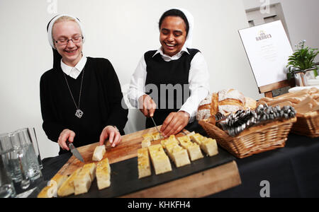 Les religieuses catholiques des filles de la Divine Charité des couvents de Swaffham et Chesterfield servent de la soupe au restaurant « NUNdos », un restaurant éphémère de Shoreditch à Londres, pour lancer la nouvelle série Channel 5 « Bad habits, Holy Orders ». Les visiteurs de «NUNdos» se retrouveront transportés dans un havre spirituel où ils seront encouragés à se détendre et à faire le bilan de leur vie autour d’un bol de soupe de poulet ou de lentilles. « Bad habits, Holy Orders » est diffusé sur Channel 5 le jeudi 19 octobre à 22h. Le crédit photo devrait se lire : Joe Pepler/PinPep où : Londres, Royaume-Uni quand : 17 Oct 2017 crédit : Joe Pep Banque D'Images