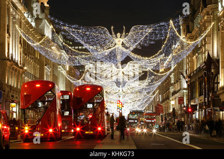 Les lumières de Noël Afficher sur Regent Street à Londres. Les lumières de Noël coloré moderne attirer et encourager les gens à la rue. Banque D'Images