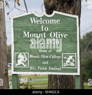 « Bienvenue à Mt. Le panneau « olive » près des maisons et des entreprises qui seront bientôt en mesure d’utiliser l’énergie électrique excédentaire du fumier de porc et de dinde à Doug Jernigan Farms, une ferme familiale de trois générations et employeur qui, quelques mois plus tôt, a refinancé une première du genre, dans la nation, Le système de production d'énergie renouvelable (SER), avec l'aide du ministère de l'Agriculture des États-Unis (USDA) Rural Development (RD) Renewable Energy for America Program (REAP) garantie de prêt à Mt. Olive, Caroline du Nord, le mardi 10 novembre 2015. Pour plus d'informations sur USDA, RD et REAP, voir Banque D'Images