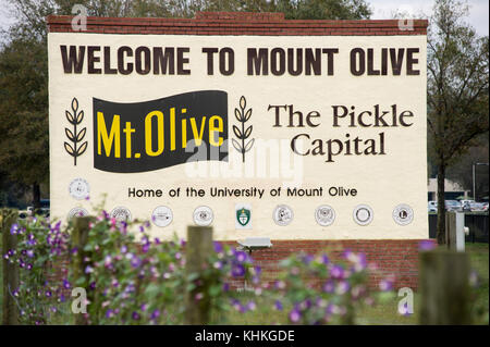 « Bienvenue à Mt. Le panneau « olive » près des maisons et des entreprises qui seront bientôt en mesure d’utiliser l’énergie électrique excédentaire du fumier de porc et de dinde à Doug Jernigan Farms, une ferme familiale de trois générations et employeur qui, quelques mois plus tôt, a refinancé une première du genre, dans la nation, Le système de production d'énergie renouvelable (SER), avec l'aide du ministère de l'Agriculture des États-Unis (USDA) Rural Development (RD) Renewable Energy for America Program (REAP) garantie de prêt à Mt. Olive, Caroline du Nord, le mardi 10 novembre 2015. Pour plus d'informations sur USDA, RD et REAP, voir Banque D'Images