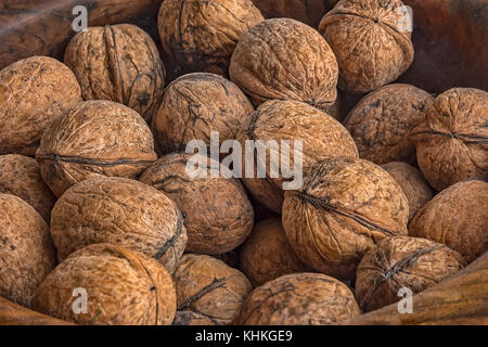 Beaucoup de noyers à bol en bois. fermer Banque D'Images