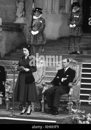 La reine Elizabeth II et le prince Philip à l'ouverture de la 46e Conférence interparlementaire à Westminster Hall Londres 12 septembre 1957 Banque D'Images