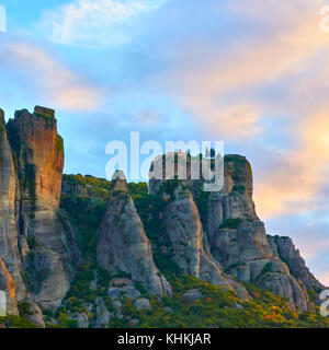 Vue pittoresque de roches et st. stephen monastère sur le haut au lever du soleil, météores, Grèce Banque D'Images
