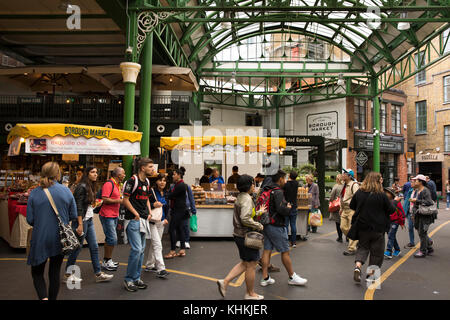 UK, London, Southwark, Borough Market, trois carrés de la Couronne, des stands de nourriture et des visiteurs Banque D'Images