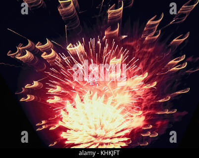 Maison de vacances l'éclairage d'artifices sur le ciel sombre contexte festif Banque D'Images