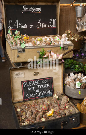 UK, London, Southwark, Borough Market, trois carrés de la Couronne française, saucisson, saucisse de décrochage afficher Banque D'Images